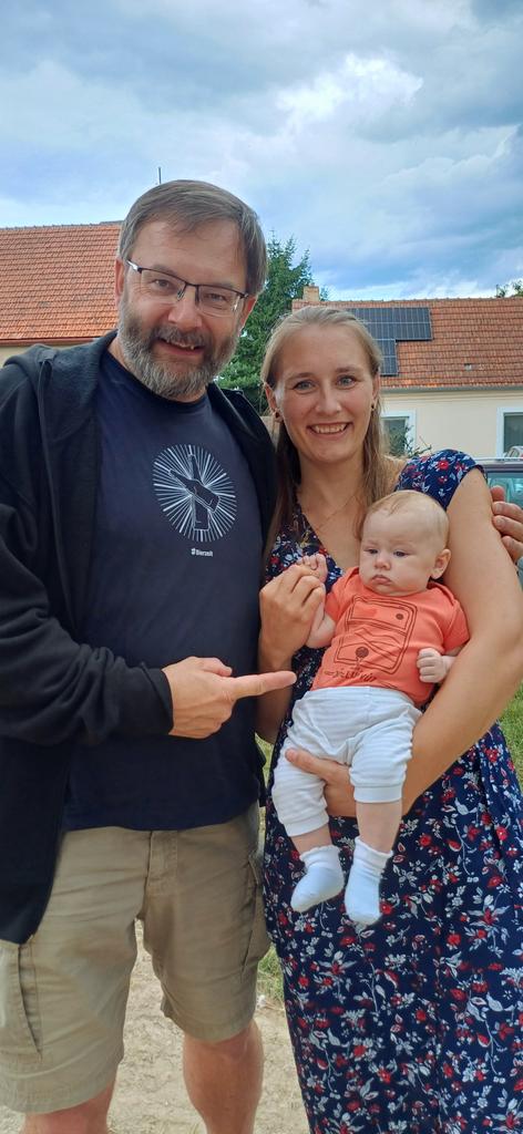 Dnes jsem poprvé podržel na rukou novou členku naší rodiny 🤗. Jaké bylo moje překvapení, když ji její maminka, která je zároveň i mojí neteří, oblékla na přivítanou tričko vlastní výroby s motivem mi tak blízkým. Věřím, že budu prvním, kdo ji bude v jídeláku hostit 👌.
👋😎🚂🍻