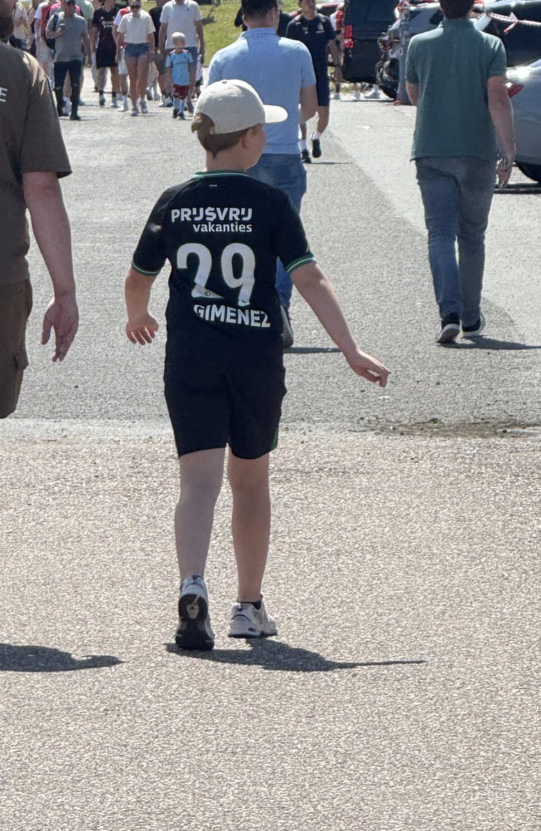 barracudo's tweet image. A pesar de que ya no está en el Feyenoord el 29 de Santiago Gimenez es una de las playeras más vistas en el estadio. Dejó una gran huella el mexicano en Róterdam.