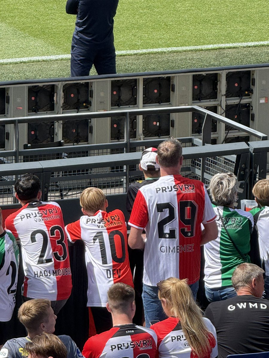 barracudo's tweet image. A pesar de que ya no está en el Feyenoord el 29 de Santiago Gimenez es una de las playeras más vistas en el estadio. Dejó una gran huella el mexicano en Róterdam.