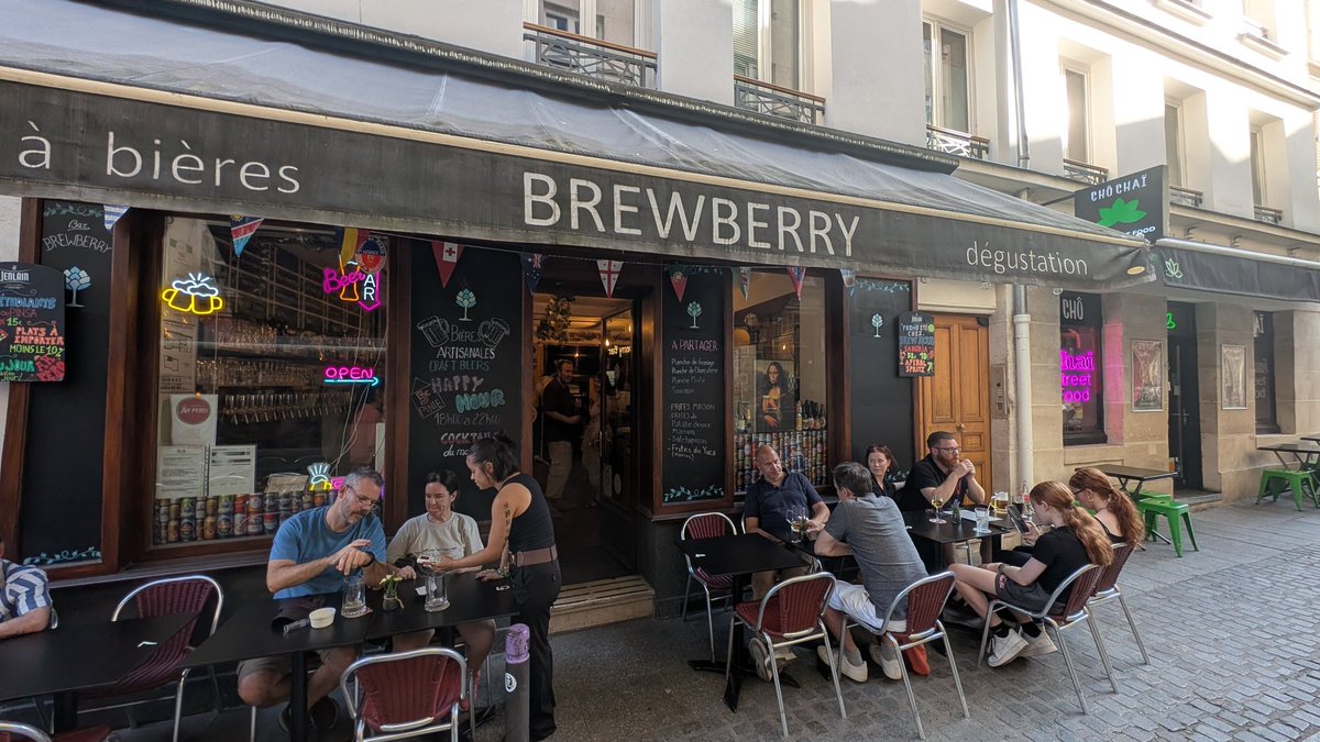 1er concert ce soir avec notre groupe Ex Voto (covers rock) ! (Place monge, Brewberry, Paris). ☺️