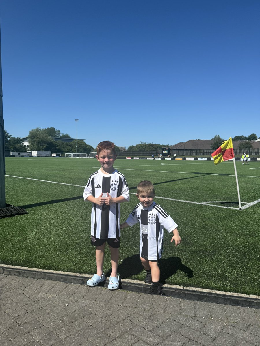 New strip day in the sunshine ☀️⚽️⚽️<a href="/CumnockJnrsFC/">Cumnock Juniors FC ⭐️⭐️⭐️</a>