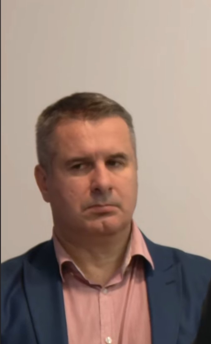 advokatjanjic's tweet image. Ovo je Miloš Stanković, pomoćnik načelnika PU za grad Beograd.
Lik koji je pomislio: "Hmm, danas bih mogao da odobrim brzu, efikasnu i prekomernu upotrebu sile nad studentima."
Naravno, odobrio je 28.06.2025.