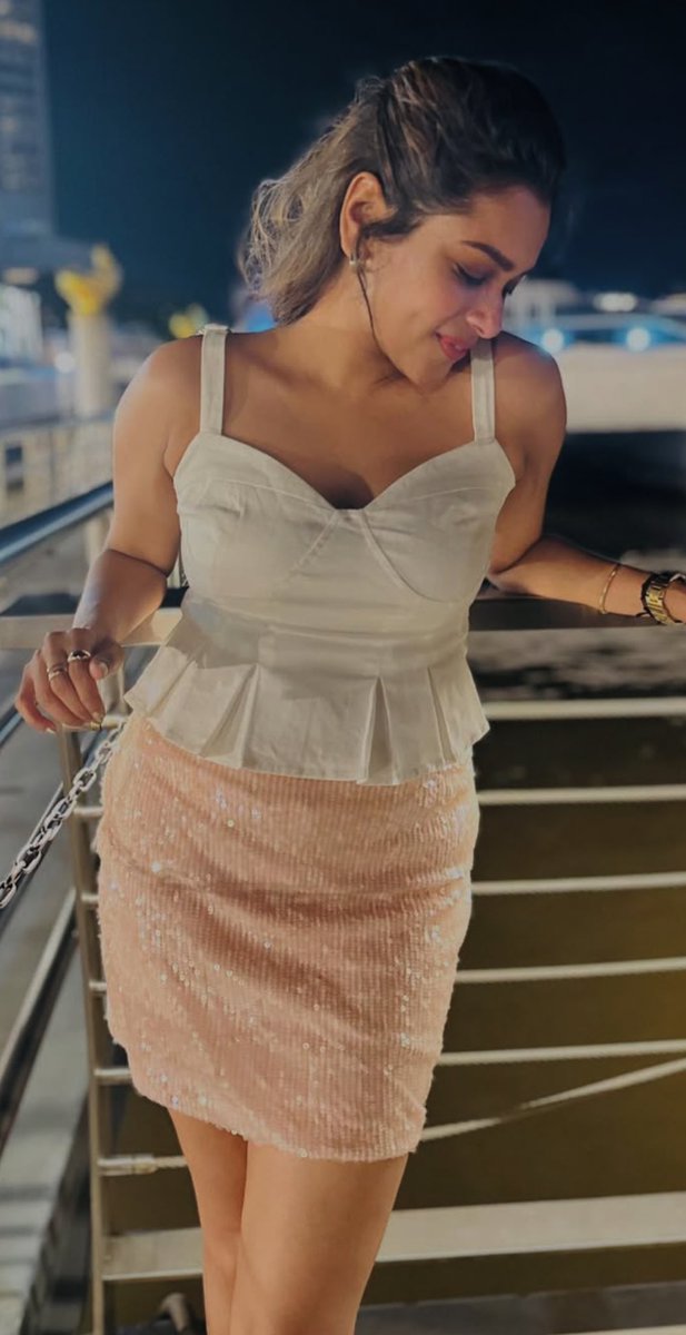Purushan veetla vechitu Kiki munda foreign la avuthu pottu suthura.✊ Ippidiye bar ku pona bar la kudikaranga ellam iva dress avuthu potu kevalama othu ava odambula sarakku oothi nakki urinjuruppan! 🍌👅💦