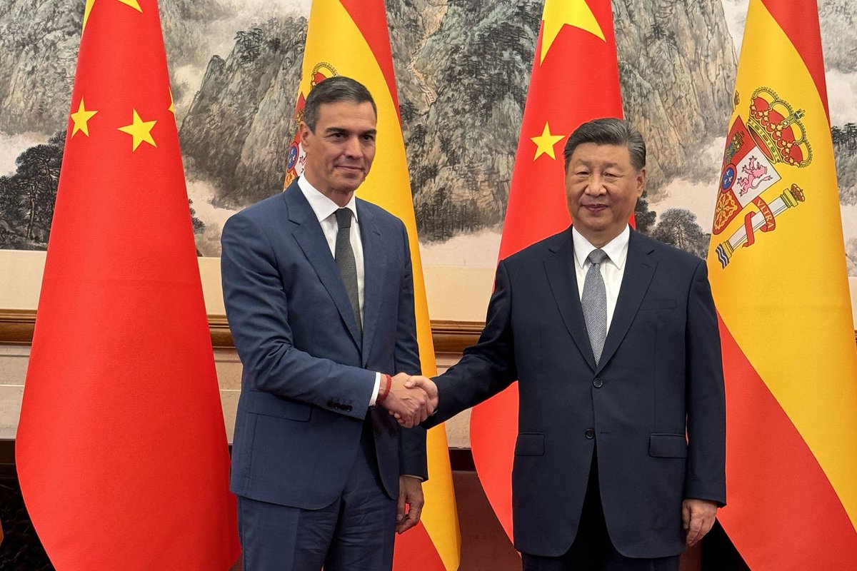 1/ El Gobierno español ha adjudicado a Huawei un contrato de 12,3M€ para gestionar y almacenar las escuchas judiciales (SITEL).

Sí, Huawei. La empresa vetada por EE.UU. y varios aliados por sus vínculos con el régimen chino.

Veamos por qué esto es más grave de lo que parece.👇🏻