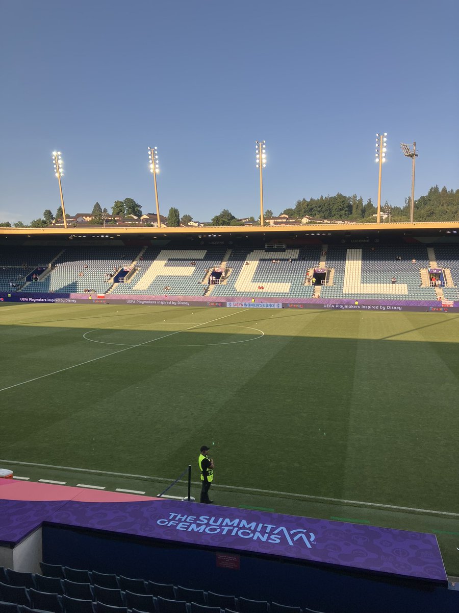 EM-drømmen brast i tirsdags, men der skal da point på kontoen.
Polen-Danmark live fra Luzern, vi varmer op fra kl 20 på P4 og DR Lyd 📻