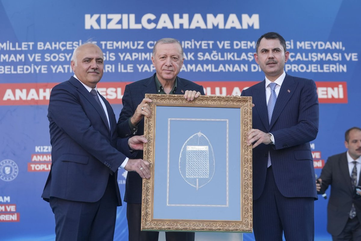 SuleymanAcar06's tweet photo. Tarih yazdık, hep birlikte ❤️

Cumhurbaşkanımız Sayın Recep Tayyip Erdoğan’ın teşrifleriyle gerçekleştirdiğimiz Toplu Açılış Törenimiz,
binlerce hemşehrimizin katılımıyla büyük bir coşkuya sahne oldu.

İlçemize kazandırılan yatırımların gururunu, hep birlikte yaşadık.

🔹 Başta ilçemize her zaman gönülden destek veren, bugün de bizleri onurlandıran
Cumhurbaşkanımız Sayın Recep Tayyip Erdoğan’a,
🔹 Çevre, Şehircilik ve İklim Değişikliği Bakanımız, kıymetli hemşehrimiz Sayın Murat Kurum’a,
🔹 Kıymetli bakanlarımıza, valimize, milletvekillerimize, il ve ilçe başkanlarımıza, teşkilatlarımıza
ve bu tarihi ana tanıklık eden tüm hemşehrilerimize en içten teşekkürlerimizi sunuyoruz.

Bugün yalnızca bir açılış değil; birlik, vefa ve hizmet dolu bir yürüyüşün güçlü bir adımı atıldı.

Kızılcahamam için durmadan, yorulmadan çalışmaya devam edeceğiz.

@RTErdogan
@murat_kurum 
@AltunayGuray 
@hakanhanozcan