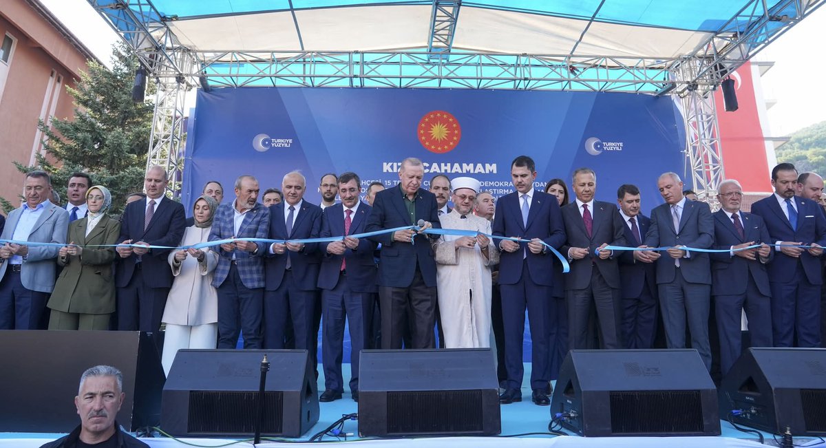 SuleymanAcar06's tweet photo. Tarih yazdık, hep birlikte ❤️

Cumhurbaşkanımız Sayın Recep Tayyip Erdoğan’ın teşrifleriyle gerçekleştirdiğimiz Toplu Açılış Törenimiz,
binlerce hemşehrimizin katılımıyla büyük bir coşkuya sahne oldu.

İlçemize kazandırılan yatırımların gururunu, hep birlikte yaşadık.

🔹 Başta ilçemize her zaman gönülden destek veren, bugün de bizleri onurlandıran
Cumhurbaşkanımız Sayın Recep Tayyip Erdoğan’a,
🔹 Çevre, Şehircilik ve İklim Değişikliği Bakanımız, kıymetli hemşehrimiz Sayın Murat Kurum’a,
🔹 Kıymetli bakanlarımıza, valimize, milletvekillerimize, il ve ilçe başkanlarımıza, teşkilatlarımıza
ve bu tarihi ana tanıklık eden tüm hemşehrilerimize en içten teşekkürlerimizi sunuyoruz.

Bugün yalnızca bir açılış değil; birlik, vefa ve hizmet dolu bir yürüyüşün güçlü bir adımı atıldı.

Kızılcahamam için durmadan, yorulmadan çalışmaya devam edeceğiz.

@RTErdogan
@murat_kurum 
@AltunayGuray 
@hakanhanozcan