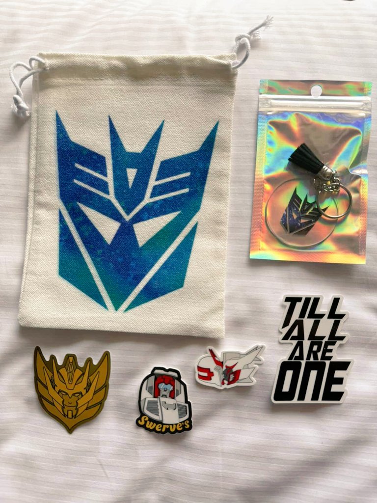 cpt_sunstark's tweet image. My friend is attending TFcon Toronto so I asked him to pick up some items for me. Love these pins and stickers 😭👍🏻 If you are at the con, check out Lost Light Loot in Artist Alley!