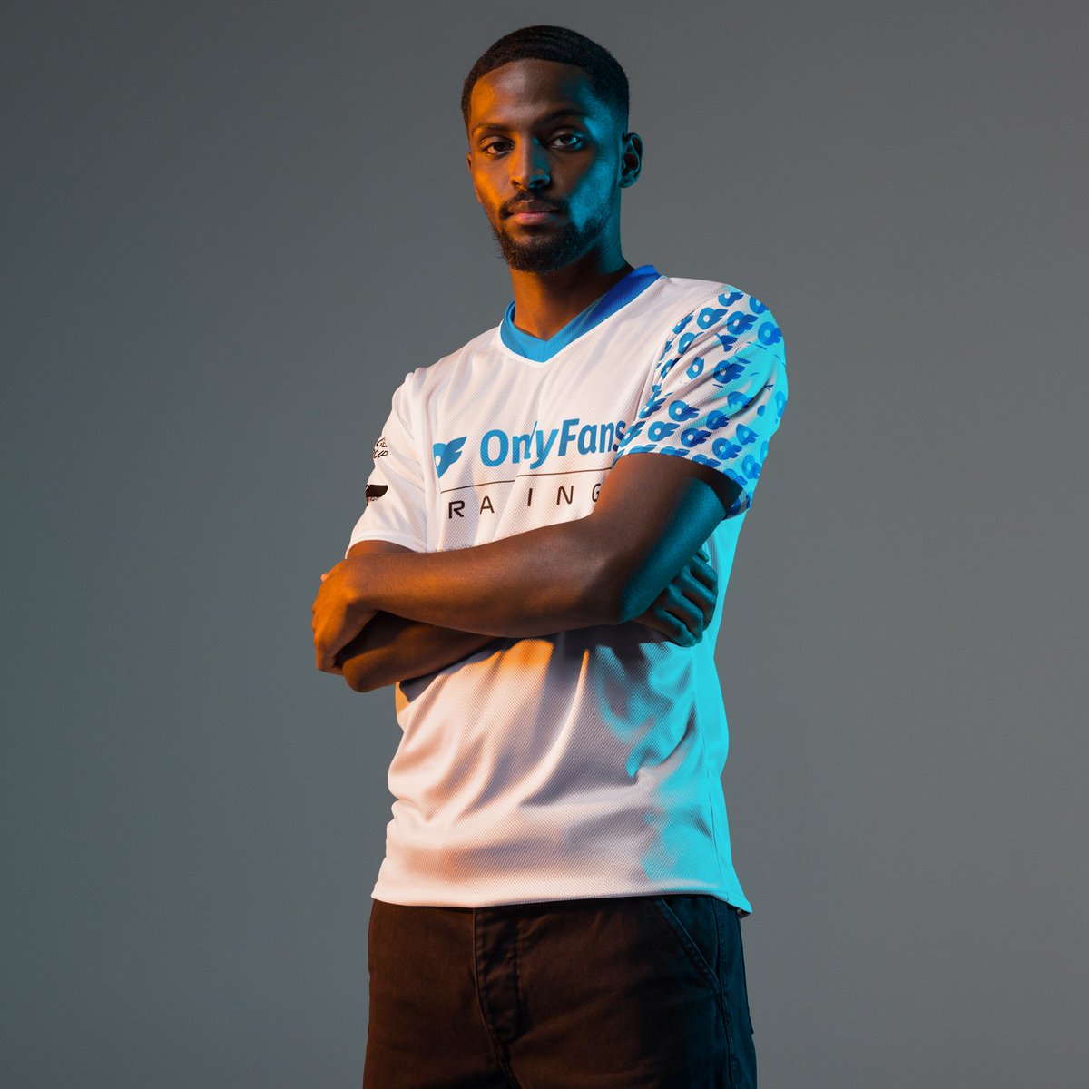 P1Groupe's tweet image. Gear up like a real one. The Official @OnlyFans Racing Jersey is HERE. 4️⃣3️⃣

✅ Lightweight
✅ Performance fit
✅ Track-tested, pit-approved

Reppin’ from the paddock to the streets 🏁

🔥 EXCLUSIVE discounts on our @OnlyFans
🔗 Link in bio!

#onlyfans #onlyfansracing #merch
