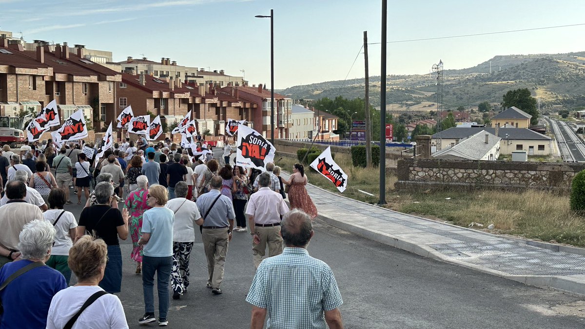 40 años desmantelando el ferrocarril en Soria.

Ayer la sociedad soriana salió a las calles para decir BASTA.