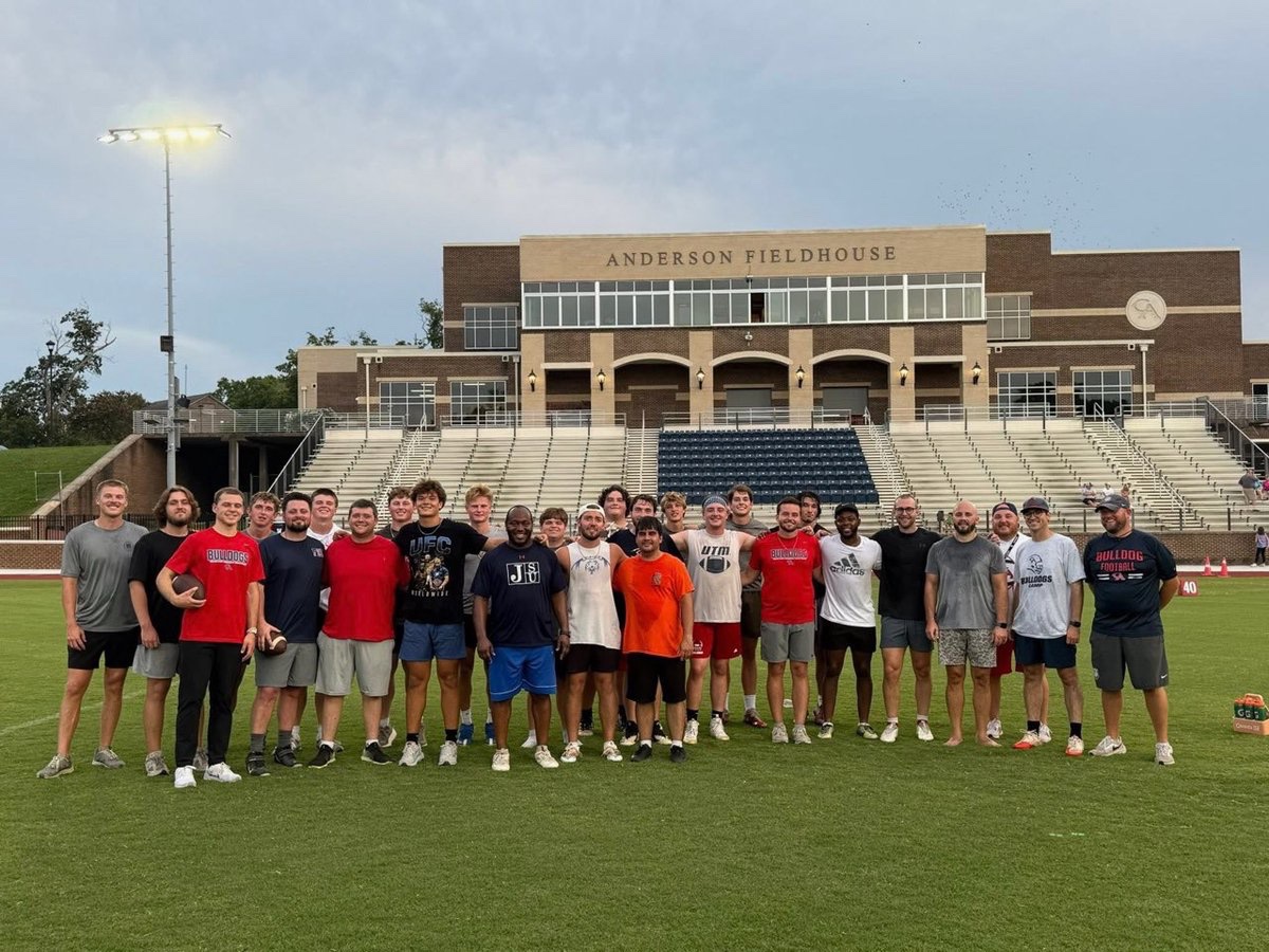 JaxH_football22's tweet image. Alumni game got serious last night. A few of us current @CADawgs players got to step in too! #TNfootball @CAAthletics79 @CoachAnderson86 @loganprentice52 @PrenticeLandon @CoachMote34 @Blake_Barker72 @BeasleyJac40434 @HarrisonB2222 @Coach_BDavidson @Cballer4 @mopatton_sports…