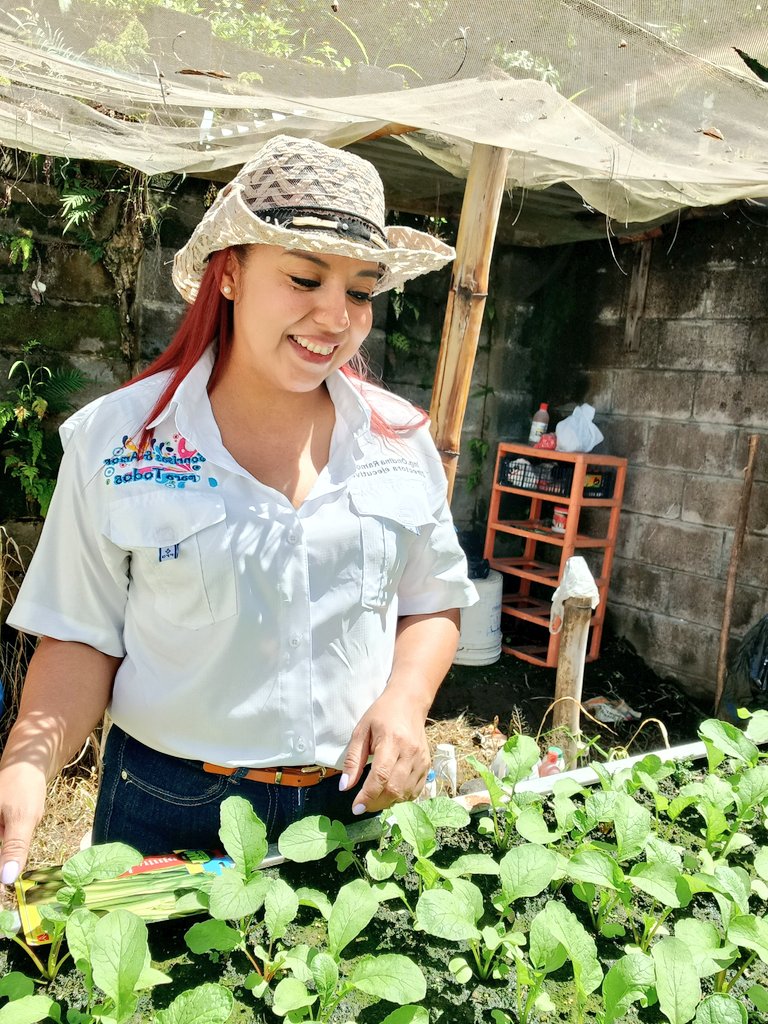 ESSonrisasyAmor's tweet photo. Cosechando sonrisas 🌱 

👩‍🌾 Detrás de cada alimento está el campo y el trabajo de su gente.

#CosechandoSonrisas #HuertosFamiliares #agricultura #PorElSalvador https://t.co/q72oRNHmmi