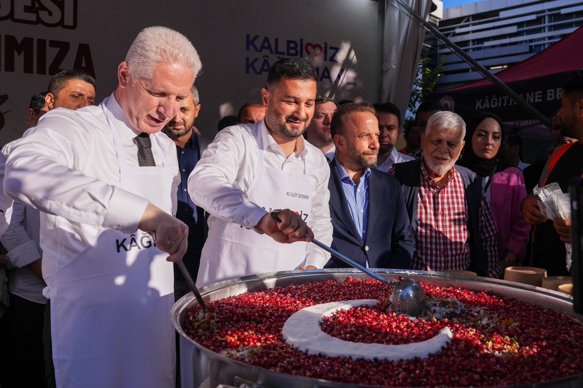 Valimiz Davut Gül, Kağıthane Belediyesi’nin düzenlediği Aşure programına katılarak hemşehrilerimize aşure ikram etti.

Programda Vali Gül’e, Kağıthane Belediye Başkanı Mevlüt Öztekin eşlik etti.

<a href="/gul_davut/">Davut GÜL</a>

📍Kağıthane Meydanı