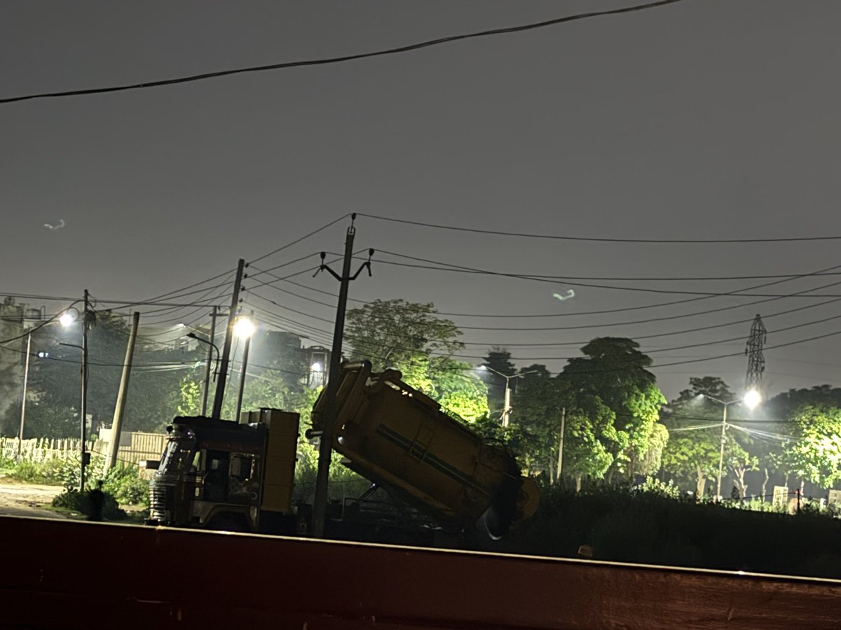 SinghSimranjeet's tweet photo. @DCPatialaPb Ma’am, a truck load of gutter is being emptied in the middle of residential areas of Indira colony, New Green Park, and Narindra Enclave by mc patiala workers https://t.co/YTPQkjm7eL