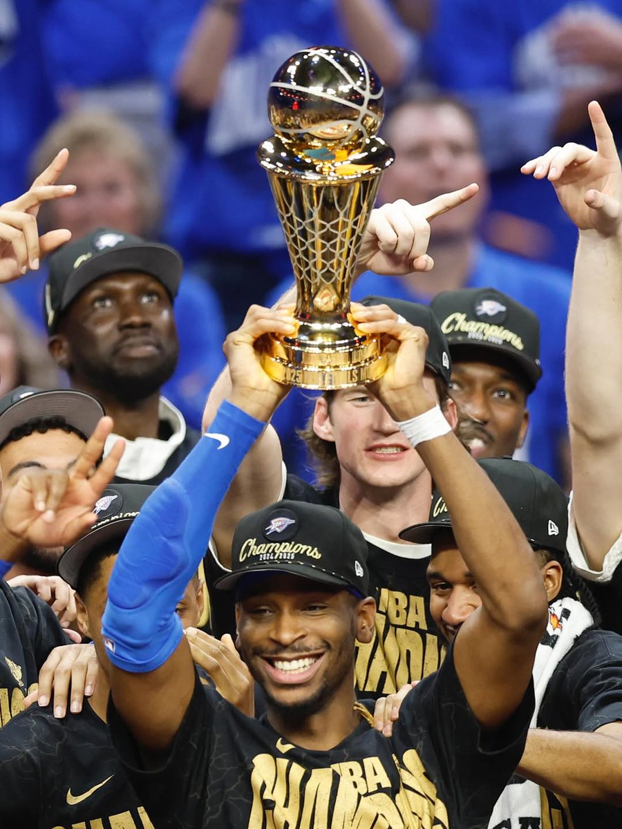 NBAMEX's tweet image. 🏆 ¡Nuestro MVP está de fiesta! 🥳 
Campeón, MVP de #NBAFinals… y hoy, cumpleañero. 🎂🔥 ¡Feliz cumpleaños, Shai! 🤩