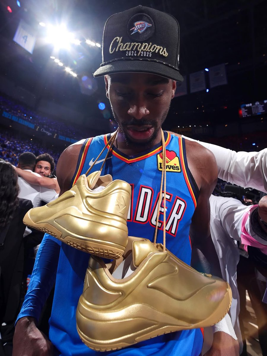 NBAMEX's tweet image. 🏆 ¡Nuestro MVP está de fiesta! 🥳 
Campeón, MVP de #NBAFinals… y hoy, cumpleañero. 🎂🔥 ¡Feliz cumpleaños, Shai! 🤩