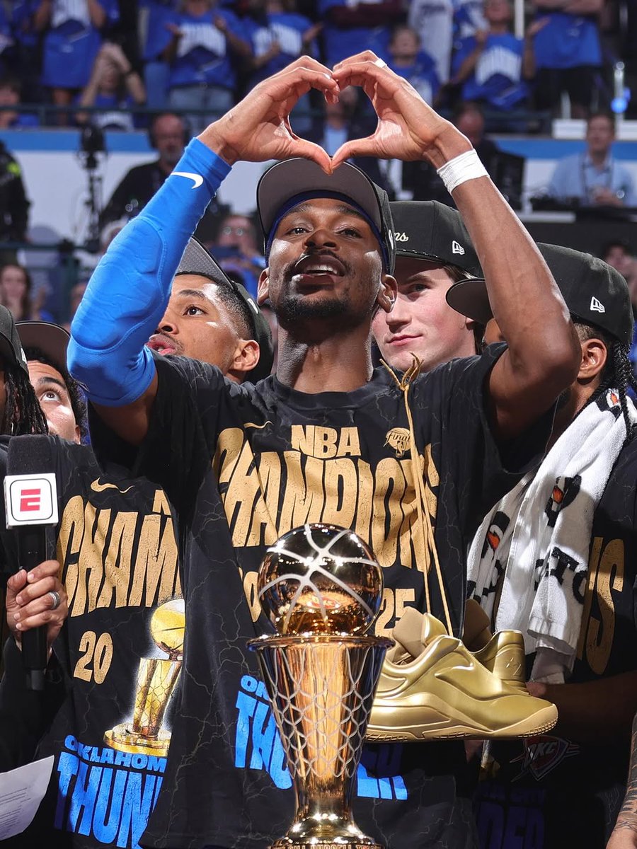NBAMEX's tweet image. 🏆 ¡Nuestro MVP está de fiesta! 🥳 
Campeón, MVP de #NBAFinals… y hoy, cumpleañero. 🎂🔥 ¡Feliz cumpleaños, Shai! 🤩