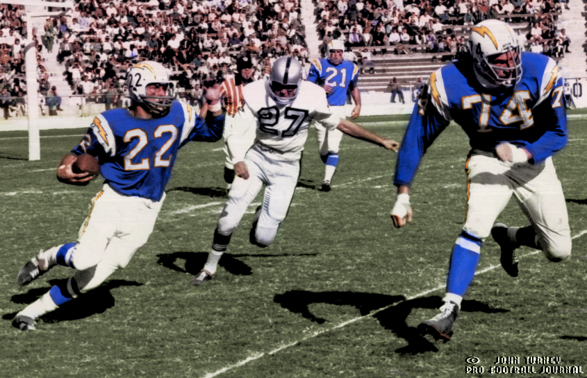 NFL_Journal's tweet photo. Ron Mix leading Keith Lincoln in killer uni matchup with silver numerals on Raiders roadies
#NFLColorization #NFLColorizations https://t.co/Eswd5C30MH