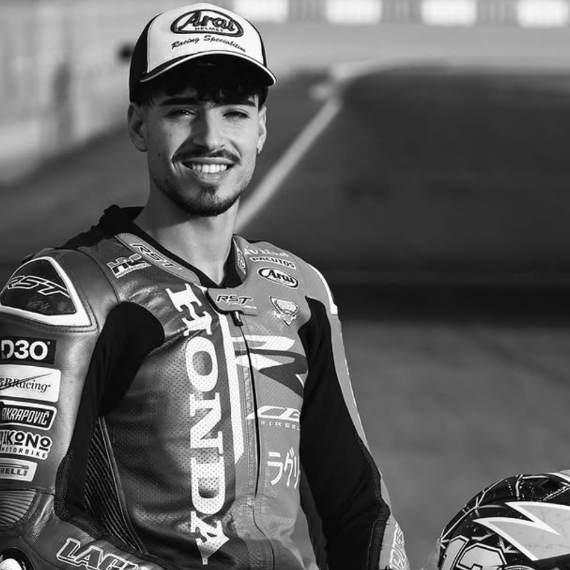 DAZN_ES's tweet photo. El precioso adiós del mundo del motociclismo a Borja Gómez ❤️