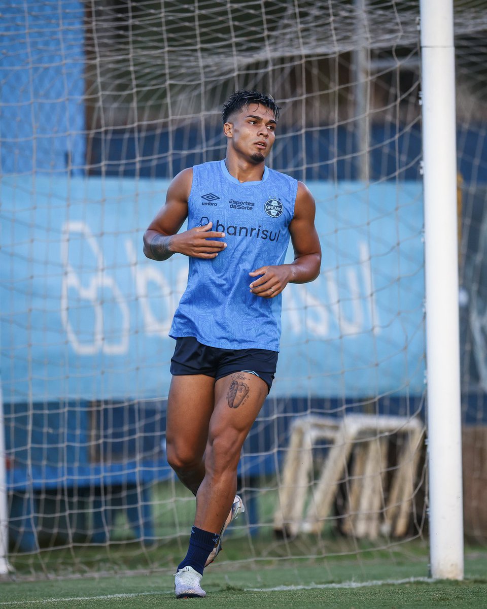 Futbol_APV's tweet photo. 📌 Matías Arezo viajará con la delegación de #Gremio a Belo Horizonte para enfrentar mañana a #Cruzeiro, ya que Braithwaite aún no está disponible para jugar.

“El uruguayo destacó su pedido de ir a #Peñarol en la ventana de transferencias”.

ℹ️ Informa @Kaliel_Dorneles desde Brasil 🇧🇷