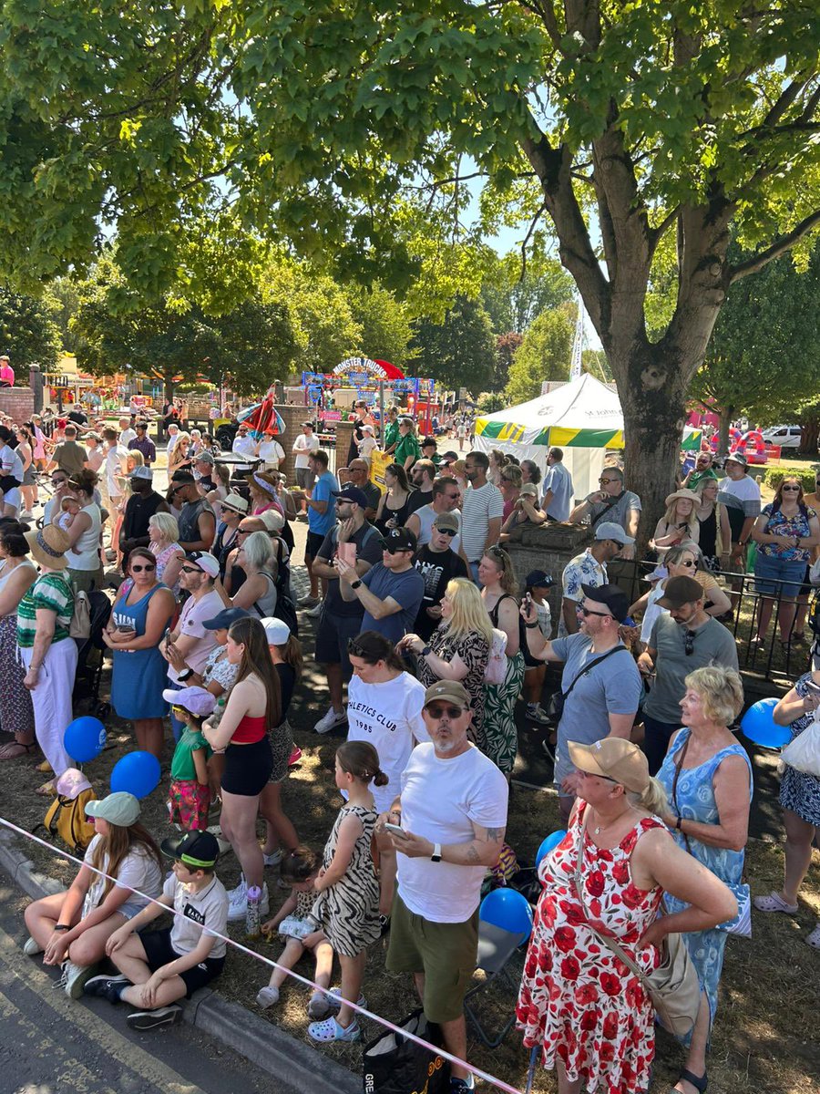 LibbyMaesAngels's tweet image. The crowds @carnivalfun ! #doingitforlibby
