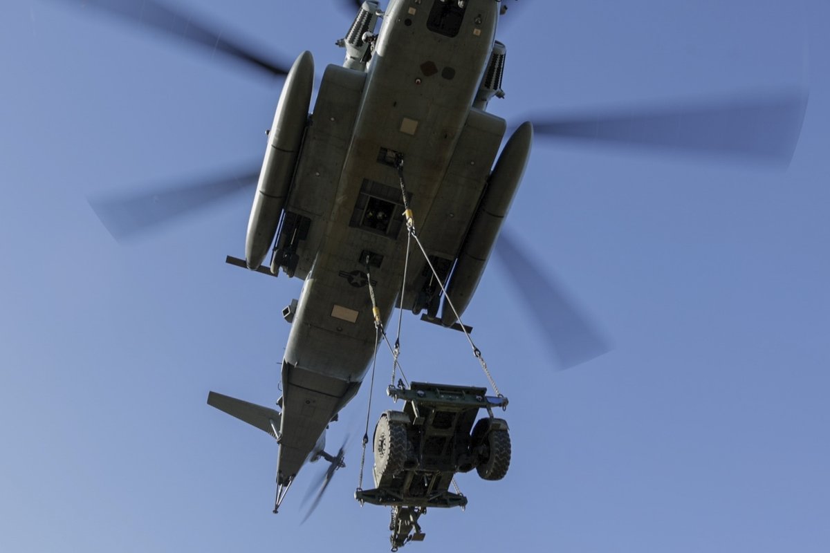 31stMeu's tweet image. 馃搷Sam Hill Airfield, Queensland, AU, July 1, 2025.
U.S. Marines with CLB 31, 31st MEU, conduct HST operations with VMM 262 (Rein.) to improve aerial transport skills.
(@USMC馃摳by LCpl. Skilah Sanchez)
@indopacom @usembassyaustralia
@deptofdefense
#Marines #Readiness #Training
