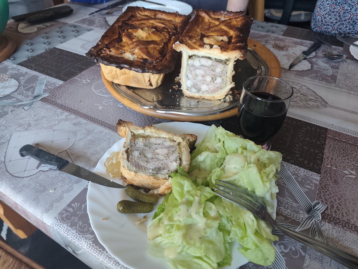 nittronic's tweet image. 2 pâtés croûte aux 3 viandes (veau, porc, poulet) et salade du jardin.

Par moi-même et pour tout le monde ! Miam-miam.😋😋😋