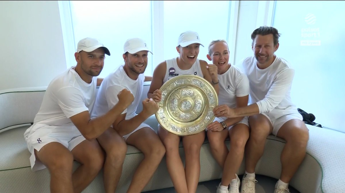 AdrianLozio's tweet image. Team ❤️

#teamSwiatek #Wimbledon2025 #Wimbledon #IgaSwiatek 
📸Polsat Sport