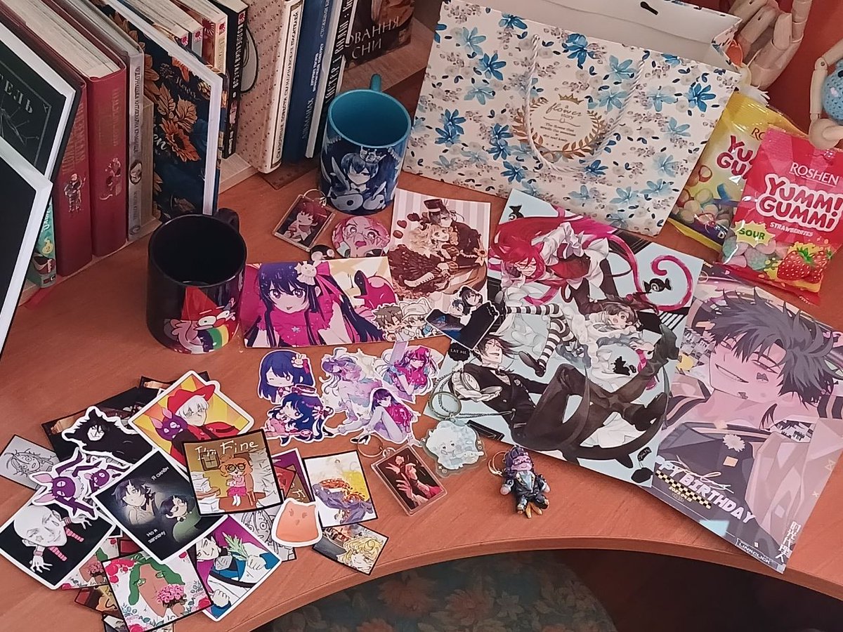 AkariSayaka01's tweet image. Hi there! After our trip ended, Akari-chan finally met with her friends to celebrate her birthday and got a lot of wonderful presents! Different pretty anime merch and made by their own hands keychain and funny stickers! Thank you very much, my dear friends for staying with me!💕