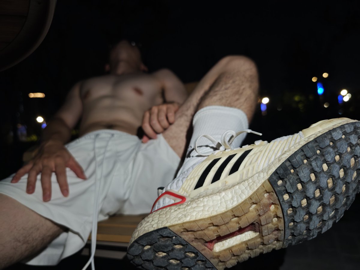 AndyLimk's tweet photo. 想吃👟还是🧦😏😏
#男大 #体育生 #薄肌 #天体 #户外露出 #户外 #1s #1 #鞋底 #鞋 #鞋控 #白袜男大 #白袜体育生 #白袜弟弟 #白袜控 https://t.co/IqKXrdpDQh