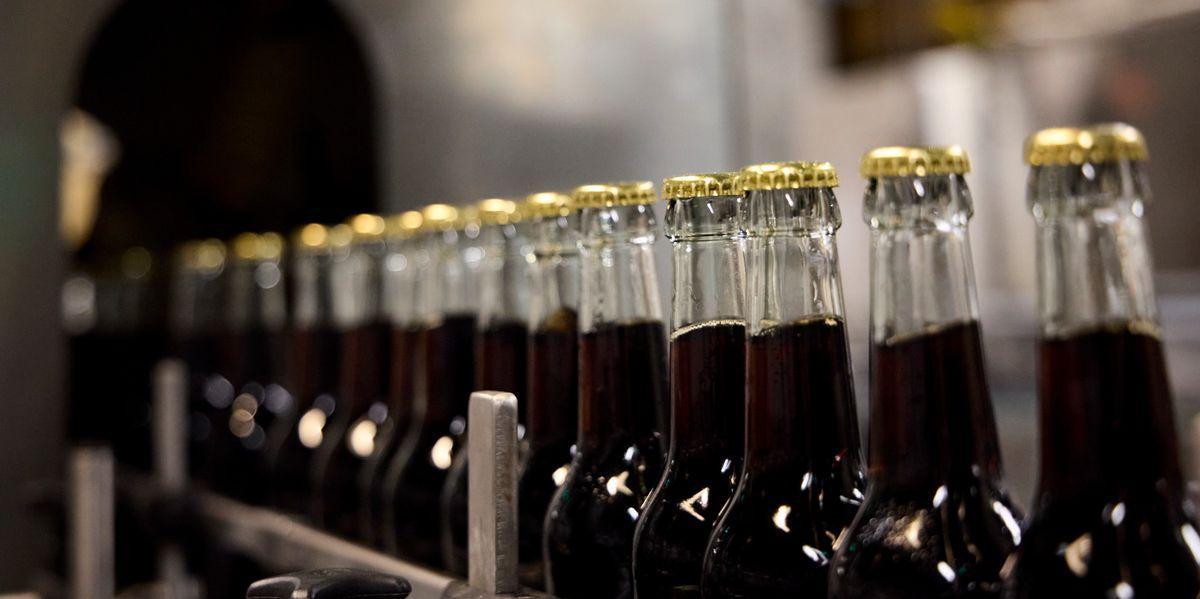 Das KMU aus dem Unterland hat sich den Deal als Zulieferer der SBB gesichert und dadurch Platzhirsch Coca-Cola ausgestochen. Ein Besuch in der Produktionsanlage in Eglisau. tagesanzeiger.ch/so-wird-das-ku…