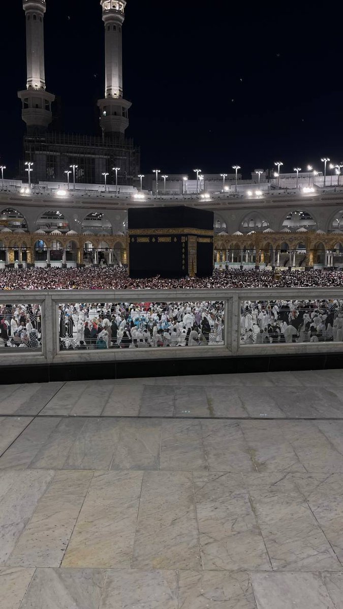 📸 Le Tawaf (circumambulation autour de la Kaaba 🕋) ne s'arrête pas même en pleine nuit..

Les pèlerins du monde entier affluent 24H24, 7J7 au plus bel endroit sur Terre.

📍 La mosquée sacrée de #Makkah