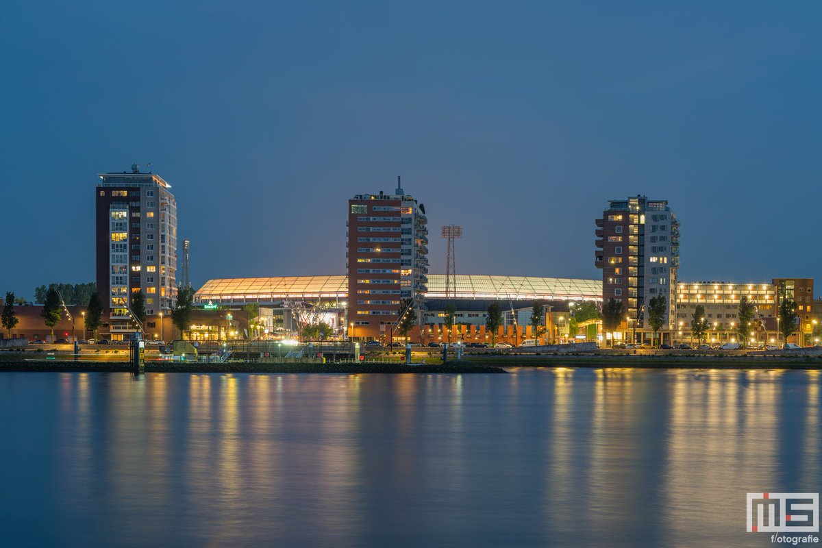 Het Feijenoord Stadion in Rotterdam tijdens een speelavond

#wijkfeyenoord #rotterdam #dekuip #nightphotography #nightphoto #weerfoto #stadionfeyenoord #feyusg #bluehour

Meer op: ms-fotografie.nl