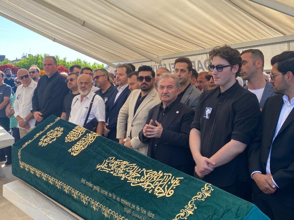 Cumhurbaşkanı Başdanışmanı Yiğit Bulut’un cenazesinde, ne Cumhurbaşkanı vardı, ne bir bakan, ne de bir milletvekili… Onca yıl birlikte çalıştığı biri genç yaşta hayatını kaybediyor ama ortada kimse yok. Bu tablo çok şey anlatıyor. Herkes kendine bir pay çıkarsın.