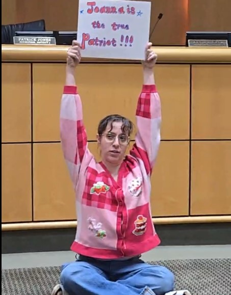 OccupyRedding's tweet photo. Plz RT #Redding #California - #Shasta County Board of #Supervisors Protester Rejects Plea Offer, Seeks Jury of Her Peers 
https://t.co/5zCpRril3g #KevinCrye #PatrickJones #Kelstrom #Anonymous #Militia #protest https://t.co/YZVcOyusCr