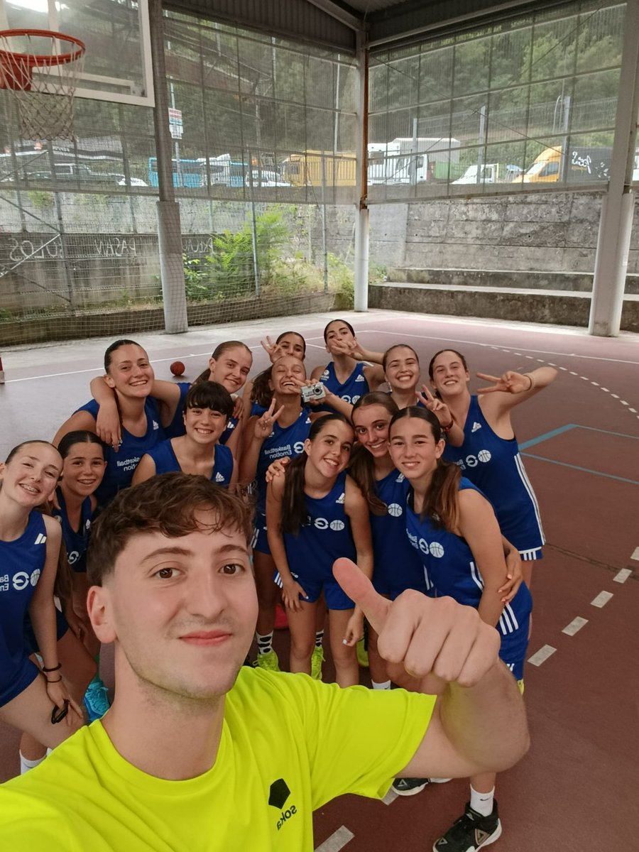 oviedocb's tweet image. 🏀☀️ ¡Baloncesto, amigos y buen rollo en el campus OCB!
Nuestros chicos y chicas están disfrutando al máximo: entrenos, juegos, chapuzones y muchas risas. ¡Así se vive el verano en la #FamiliaOCB! 💙🧡
📸 ¡Siente la energía!
#CampusOCB #ElBaloncestoLate #OviedoCB
