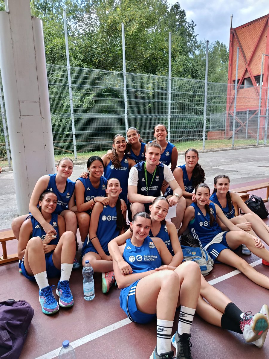 oviedocb's tweet image. 🏀☀️ ¡Baloncesto, amigos y buen rollo en el campus OCB!
Nuestros chicos y chicas están disfrutando al máximo: entrenos, juegos, chapuzones y muchas risas. ¡Así se vive el verano en la #FamiliaOCB! 💙🧡
📸 ¡Siente la energía!
#CampusOCB #ElBaloncestoLate #OviedoCB