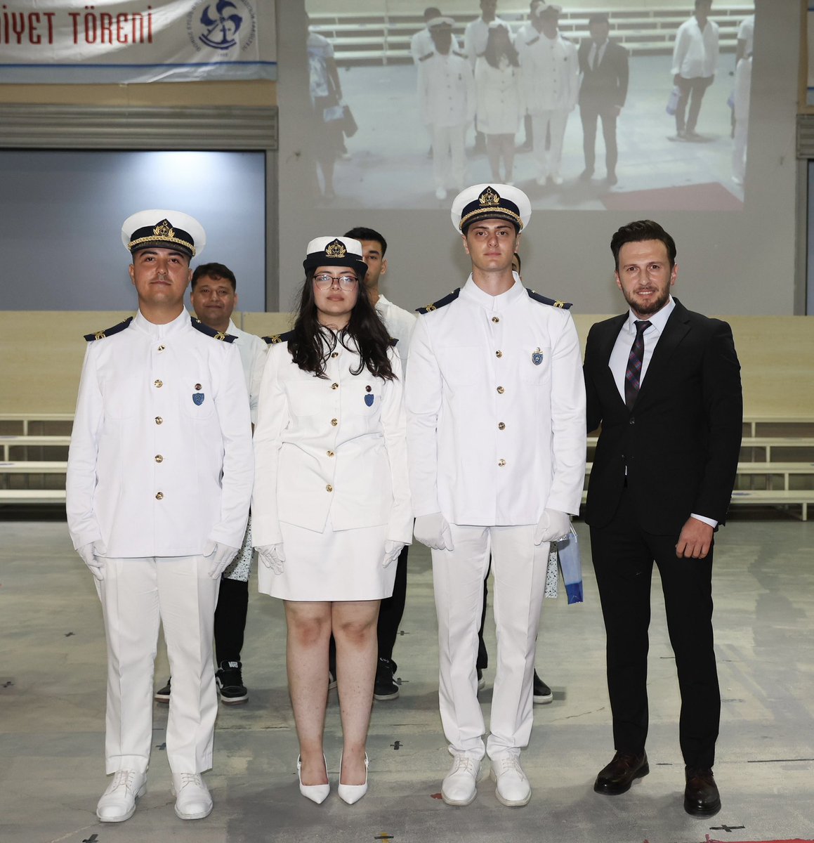 DenizTrafikOD's tweet photo. Dokuz Eylül Üniversitesi Denizcilik Falültesi’nin 2024-25 Akademik Yılı Mezuniyet Töreni’ne derneğimizi temsilen, Yönetim Kurulu Üyemiz DTO Kpt. Serhat KURNAZ katılım sağlamıştır. https://t.co/q0kCxFsNP1