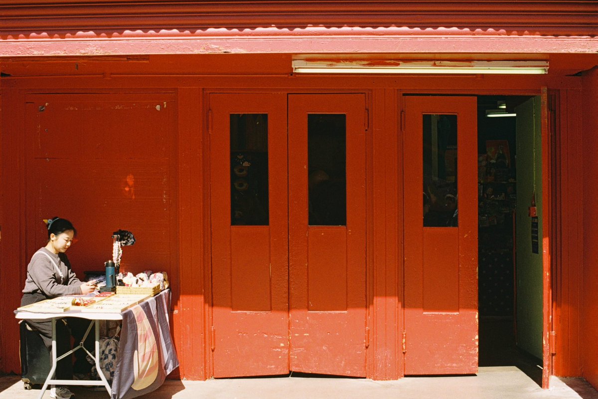 Another one of my daughter’s Barrowlands photos shot on my old Olympus 35mm camera. 

Wish I could have taken photos like this when I was 17 ♥️