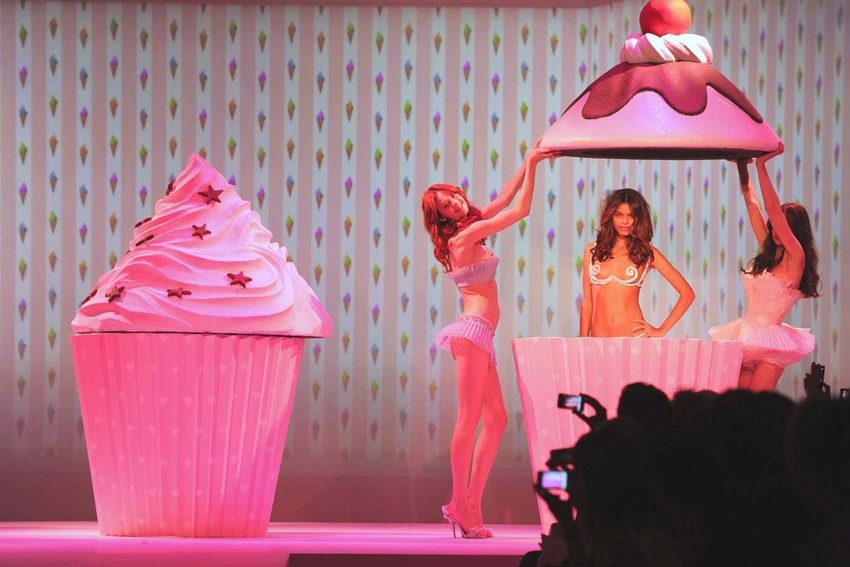 me &amp; the girls tweet from here 🧁🎀