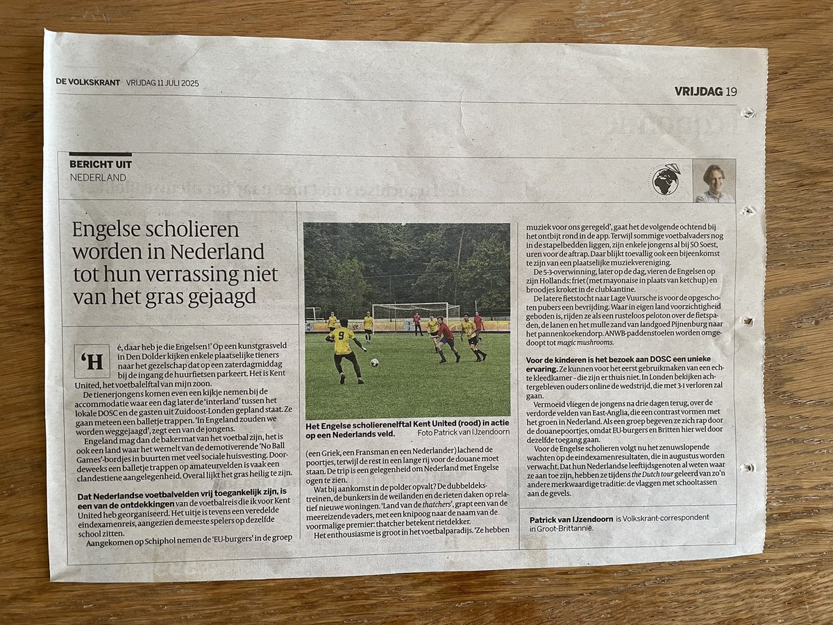 voshans's tweet photo. Nu pas gelezen, en met zeer veel plezier: het Dutch Tour-verslag van Engeland-correspondent @IJzendoornV in de Volkskrant van de door hemzelf georganiseerde voetbaltrip voor zijn tienerzoon en diens Londense vrienden van Kent United naar #Soest en #DenDolder. 
#football #voetbal https://t.co/qUCiHlW54t