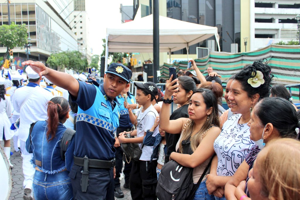 Estudiantes de #Guayaquil rindieron homenaje a la ciudad en el marco de sus 490 años de Fundación.

Desde el #C5GYE se realizó el monitoreo del evento, mientras que Agentes de Control Municipal brindaron asistencia en puntos estratégicos para fortalecer el orden y la seguridad.