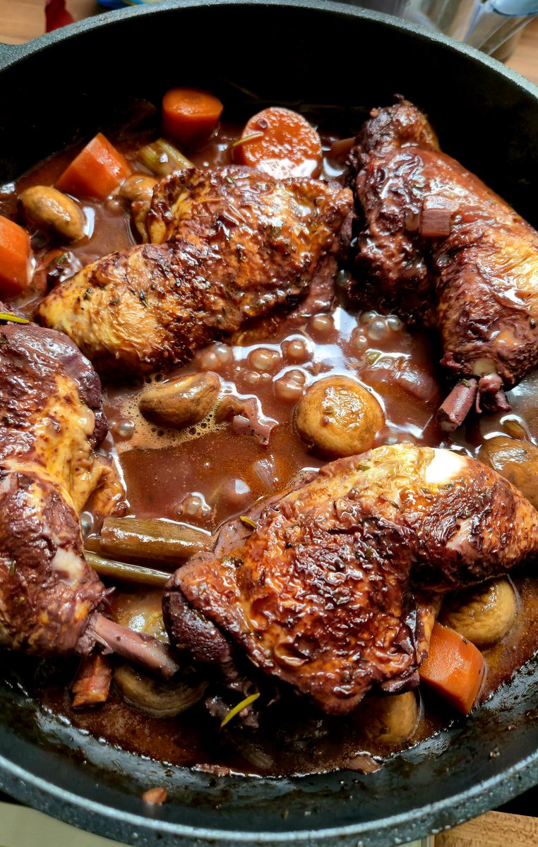 _lectorinfabula's tweet image. Au menu aujourd&apos;hui: Coq au Vin!