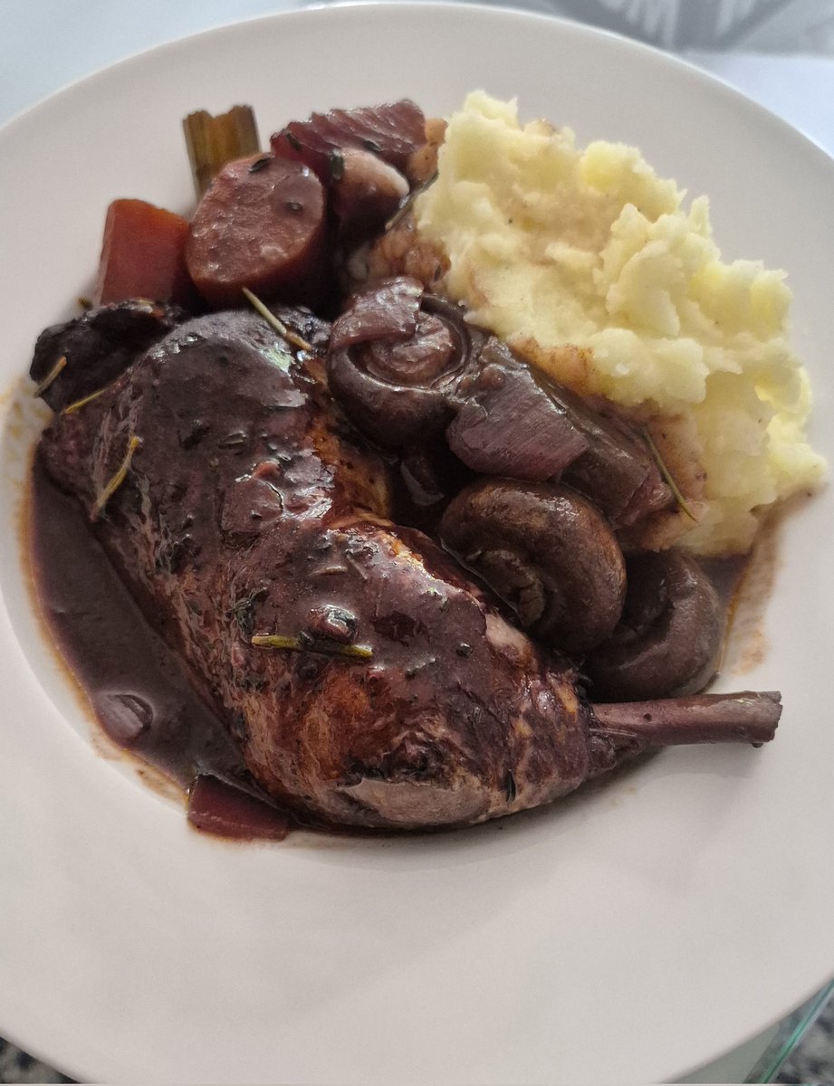 _lectorinfabula's tweet image. Au menu aujourd&apos;hui: Coq au Vin!