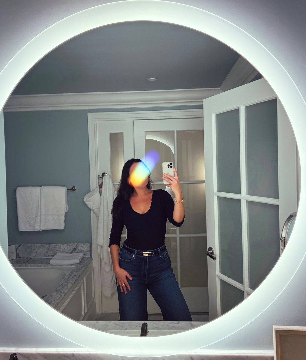 MeetMelKo's tweet image. Being a very good girl ✨