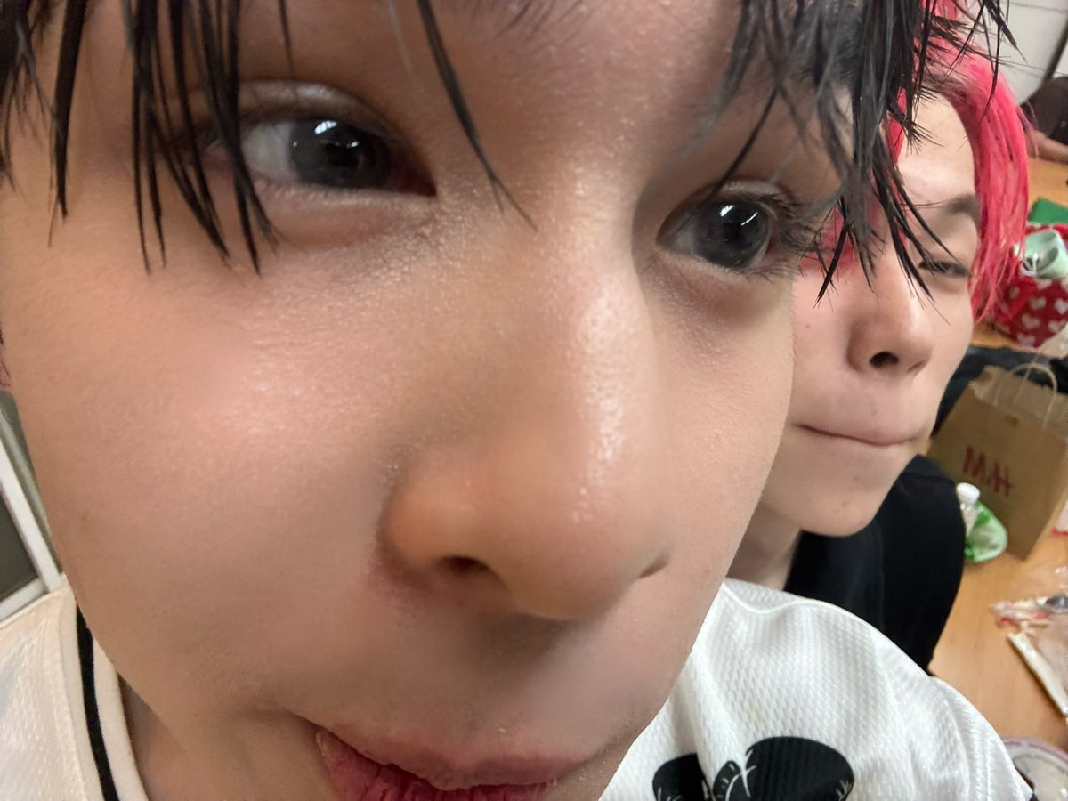 เป็น busking ครั้งแรกของพวกเราเลย อาจจะไม่ได้ตามแผนเท่าไหร่ แต่ก็สนุกมากก ๆ เหมือนได้ย้อนอดีตแล้วก็ทบทวนสิ่งต่าง ๆ ที่เกิดขึ้น พอมองกลับมา วันนี้ครอบครัวเราเติบโตขึ้นมาก ๆ ขอบคุณทุกคนจริง ๆ นะครับที่มาเติมเต็มซึ่งกันและกัน วันนี้ฝนตกด้วย Take care นะค้าบ🤍#ZOLAR1stBUSKING