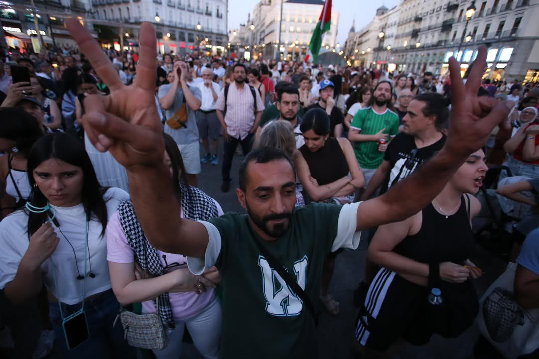 Kuffiyateam's tweet image. Hundreds of people took to the streets in Madrid yesterday in support of Gaza, demanding an immediate ceasefire.