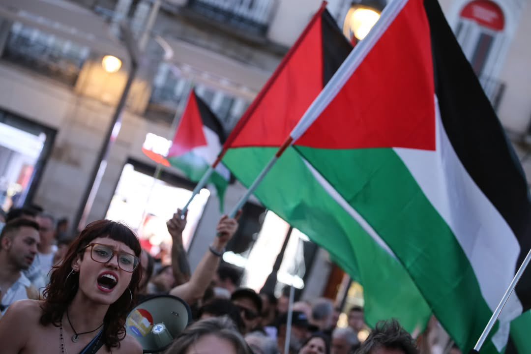 Kuffiyateam's tweet image. Hundreds of people took to the streets in Madrid yesterday in support of Gaza, demanding an immediate ceasefire.