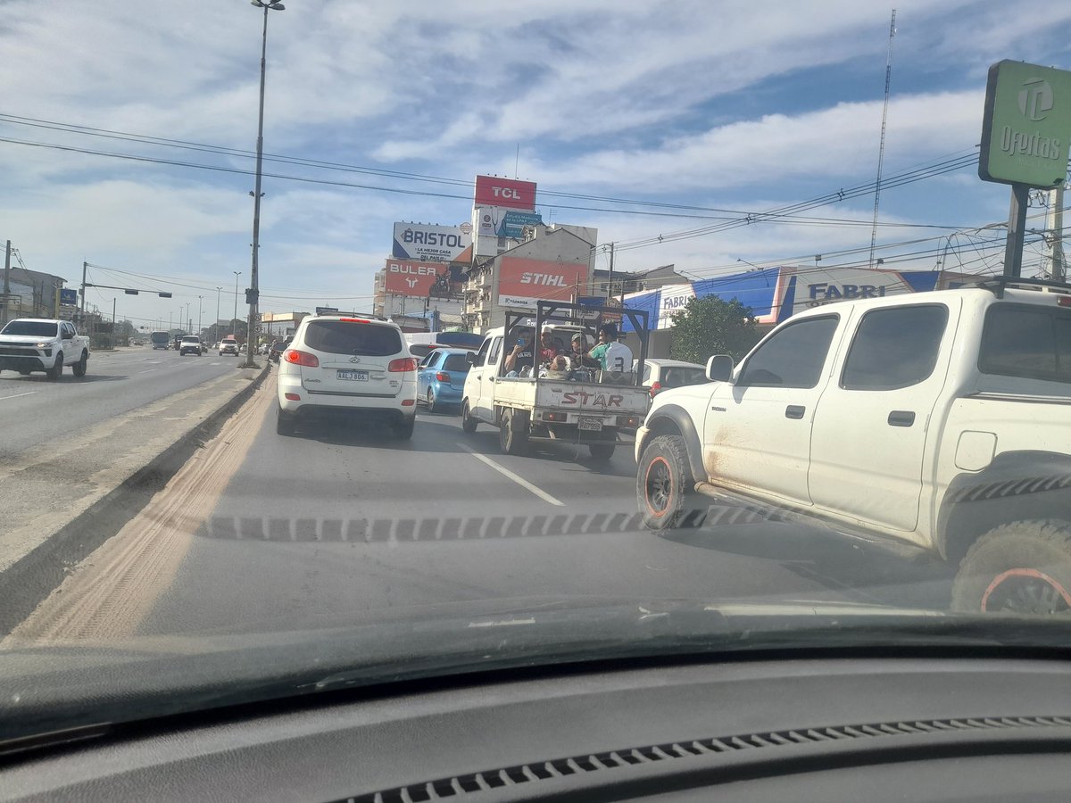 gusdelpuerto's tweet photo. Empezó la Expo y una vez más, en zona cercana, caos en el tráfico en la ruta Transchaco. Los caminos alternativos son horribles. Otra vez impera la desidia de las autoridades municipales de Mariano Roque Alonso. https://t.co/sUzQxesAML