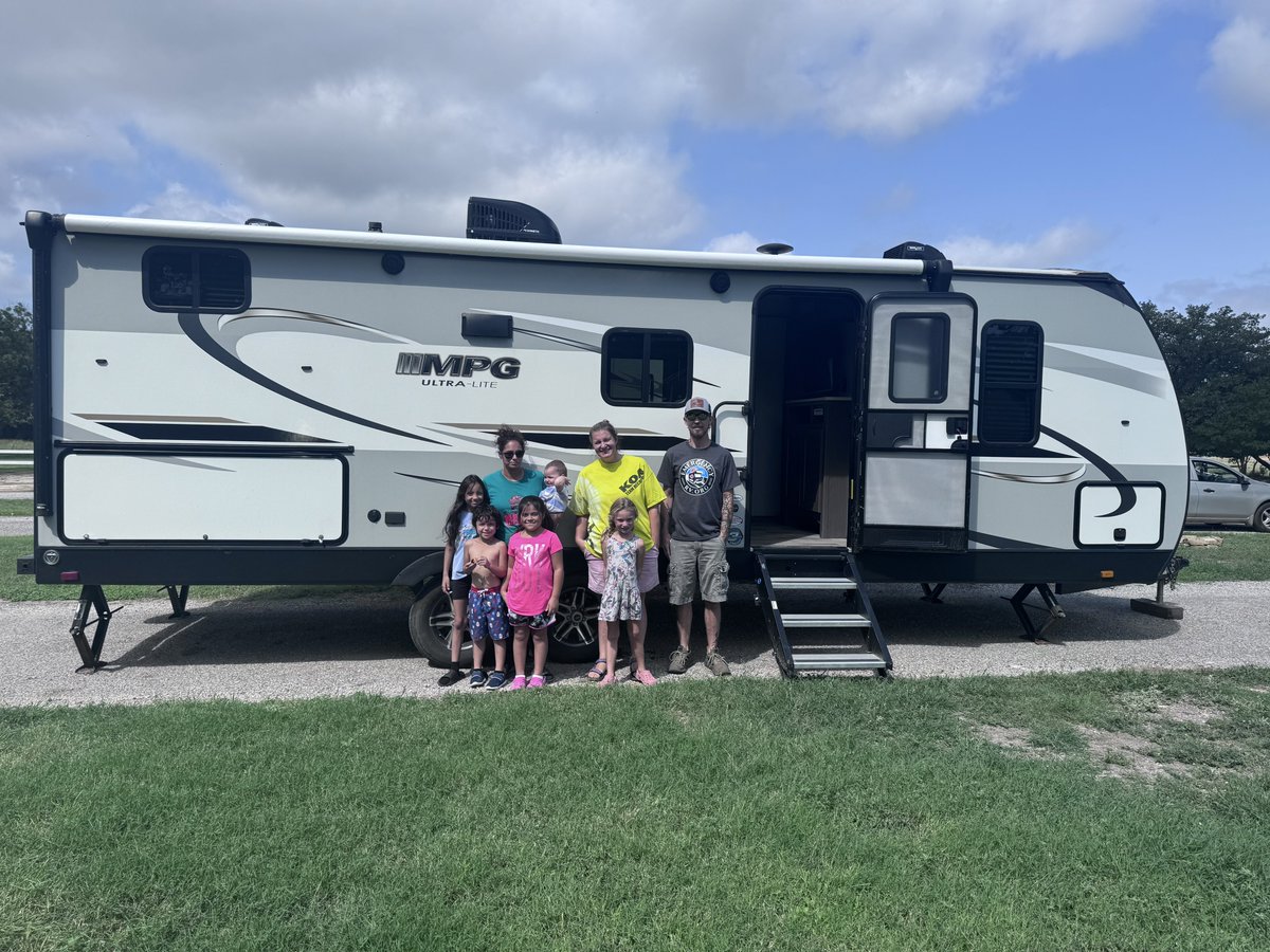EmergencyRv's tweet image. Two days after arriving in Texas, @EmergencyRv delivered and gifted a beautiful RV to Esmeralda and her four children—survivors of the devastating July 4th floods in Kerrville.

Esmeralda had been living full-time in an RV at Blue Oak RV Park, doing everything she could to…